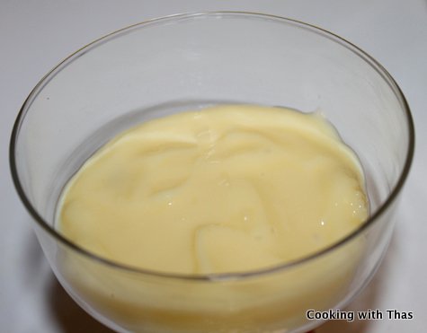 layering vanilla pudding-fruit salad