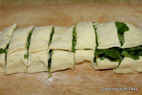 spinach rolls cut