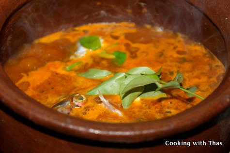 making-clay pot fish curry