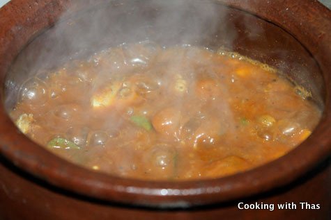 making clay pot fish curry