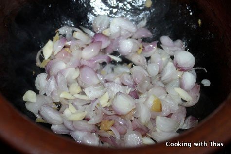 making clay pot spicy fish curry